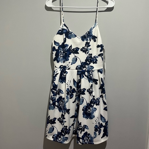 White dress with beautiful blue floral print in L 💙🤍 - Picture 2 of 3